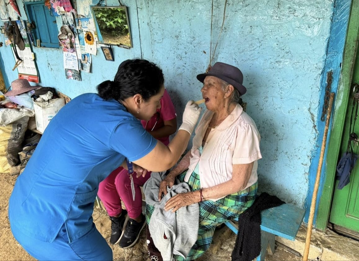 IESS_Loja's tweet photo. #IESSnoPara | Personal de dispensario Zapallal realizó visitas domiciliarias en las comunidades de Zapallal y Callejones del cantón Celica 🏡💙. El personal médico y odontológico brindó atención integral a adultos mayores y grupos vulnerables 👵👴 https://t.co/otILgJiUbT