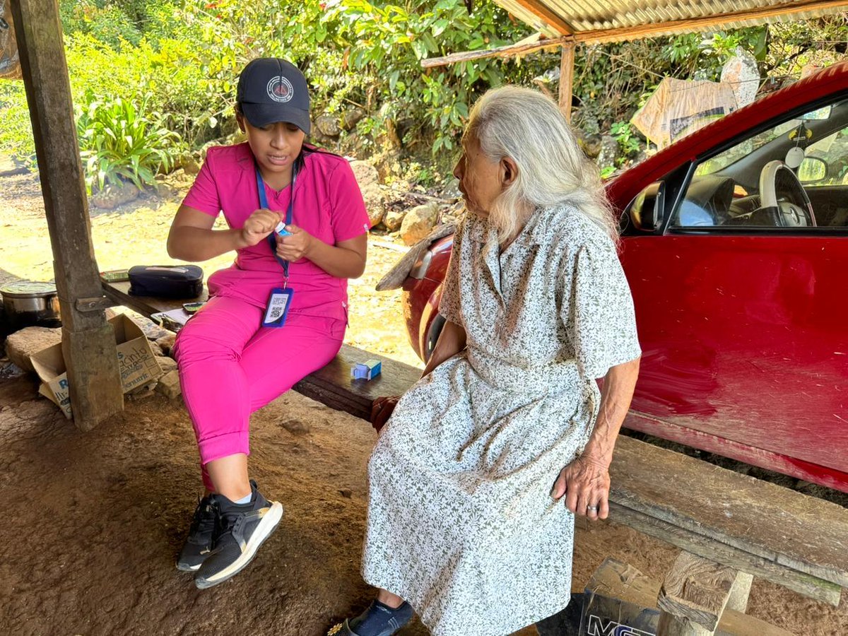 IESS_Loja's tweet photo. #IESSnoPara | Personal de dispensario Zapallal realizó visitas domiciliarias en las comunidades de Zapallal y Callejones del cantón Celica 🏡💙. El personal médico y odontológico brindó atención integral a adultos mayores y grupos vulnerables 👵👴 https://t.co/otILgJiUbT