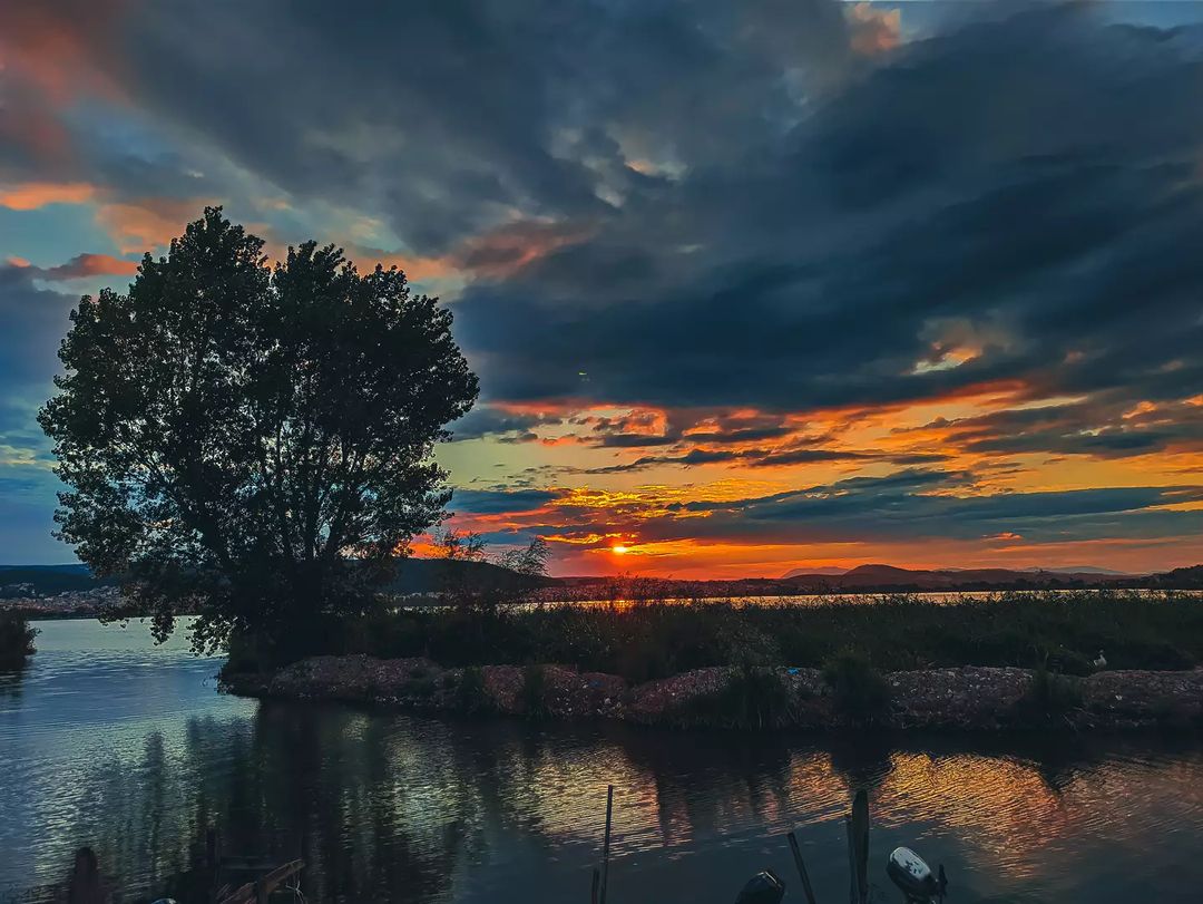 FlowAthens's tweet photo. Sunset in Pamvotida Lake, Ioannina, #greece https://t.co/c6nplMAWZ7