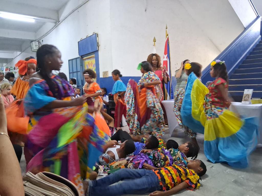 Orestes_PP's tweet photo. En la escuela República de #Cuba 🇨🇺, ubicada en zona del Chorrillo, lugar bombardeado por EEUU durante invasión a #Panamá 🇵🇦, realizamos una hermosa y tierna actividad para homenajear a José Martí, el más universal de todos #cubanos 🇨🇺, en 131 aniversario de su caída en combate. https://t.co/jsIDU7pQJR