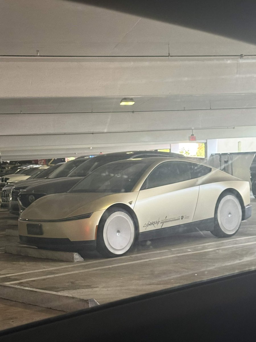 juice's tweet photo. who tf has a tesla robo taxi prototype in FL 😭 https://t.co/Vk4X43QMKn