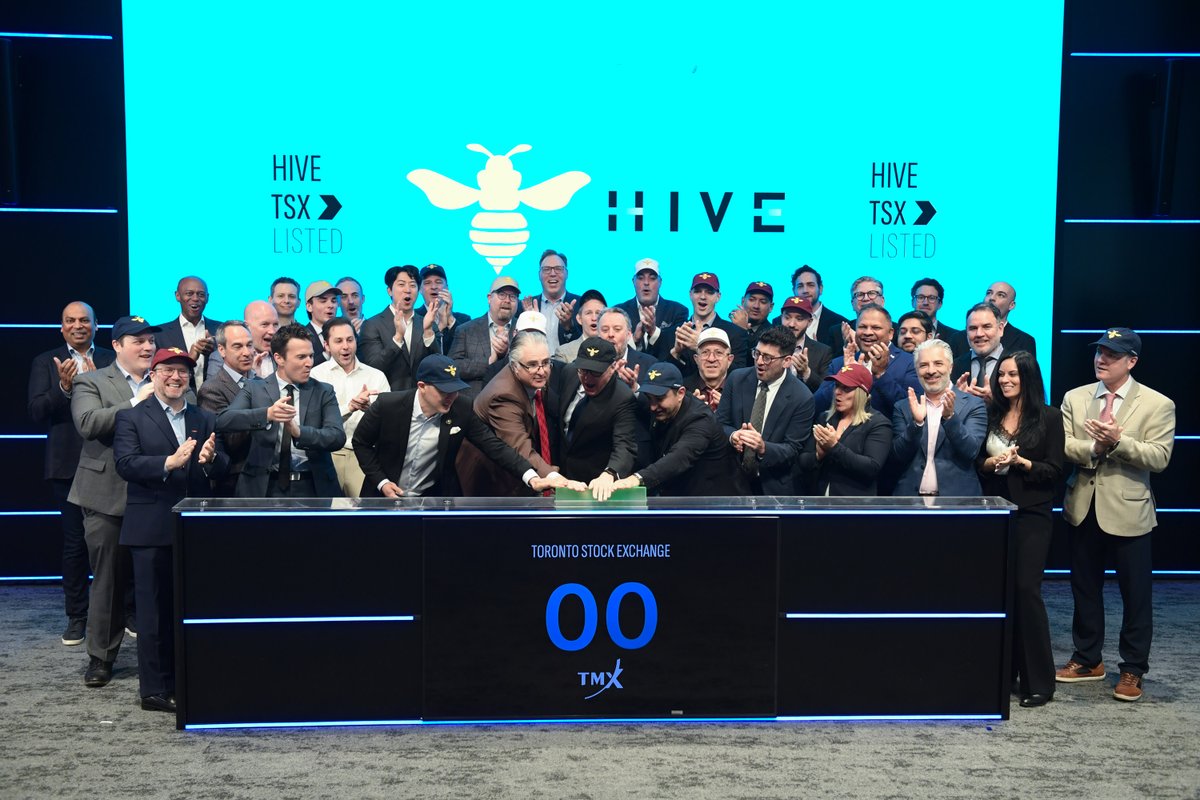 HIVEDigitalTech's tweet photo. SPOTTED: The $HIVE executive team was at @TMXGroup's TMX Market Centre today to celebrate our uplisting to the @tsx_tsxv Main Board.

Bigger platform. Same mission. https://t.co/M21eh8sOft