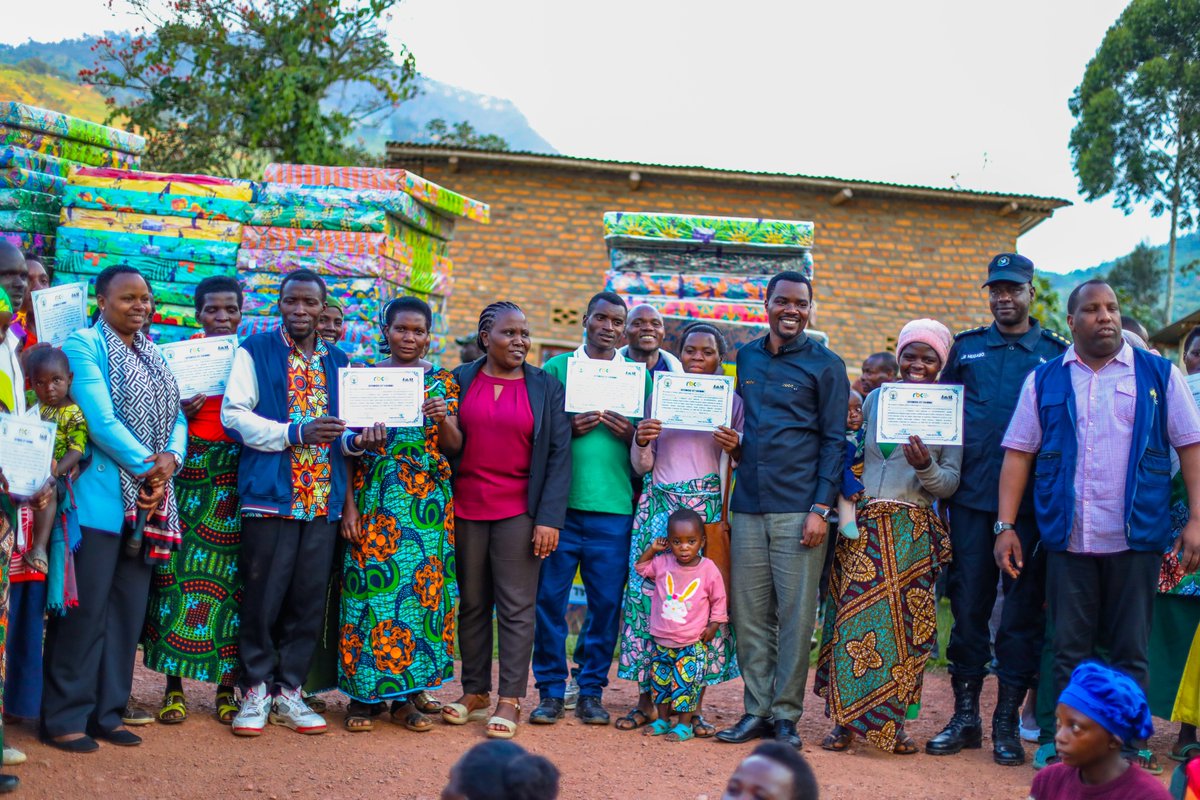 GakenkeDistrict's tweet photo. @KamubugaS @muka_vestine @AimeNiyonsenga @UwamahoroThere1 @RwandaLocalGov @RwandaGender @gahundemaurice @rwamrec Abaturage banashishikarijwe kwizigamira muri #EjoHeza, ndetse Umurenge wabo ushyikirizwa igikombe ushimirwa ko ukomeje kwesa umuhigo mu kwizigamira. Hanabaye igikorwa cyo gutanga Matela muri gahunda ya #SasaNeza n'imiryango yavuye mu makimbirane ihabwa ibyemezo by'ishimwe. https://t.co/smHP2acSyH