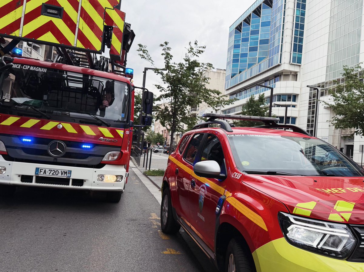 pompier_nice's tweet photo. En ville et sur certains axes nos déplacements sur les lieux de l’intervention peuvent être compliqués. 😅
👉 Respectez nos signaux sonores 🔉 et lumineux 🚨en nous facilitant le passage 👍. 
Comme ici sur l’avenue de la Californie à Nice où la circulation ne se fait que sur une seule voie.
#pompier_nice 
📸 M.STARK