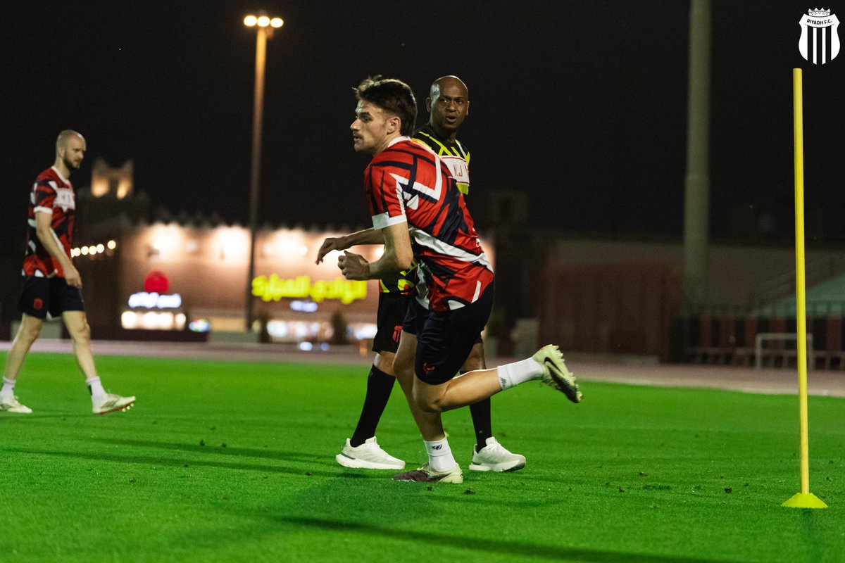 Alriyadh_EN's tweet photo. 📸 We continue our preparations for the match against “Al Okhdood” ⚽️❤️

#AlRiyadh
#RiyadhRoshn https://t.co/GvfH9KYG8i
