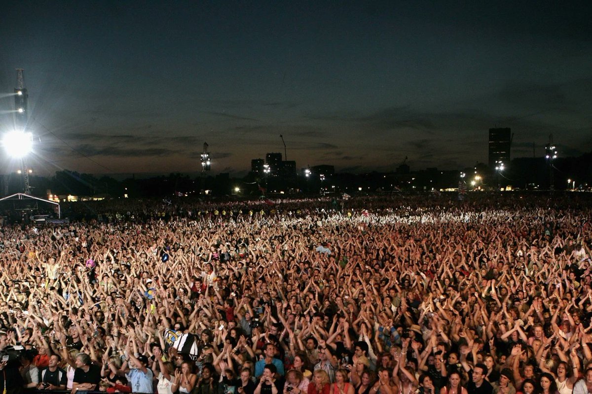 matztiny's tweet photo. This is what the crowd at Hyde Park looks like from up on that stage. 
Our boys are going to experience this, Breaking the Wall. 
I'm so fucking excited for them. 🏴‍☠️🔥 https://t.co/h5VQRJESB6