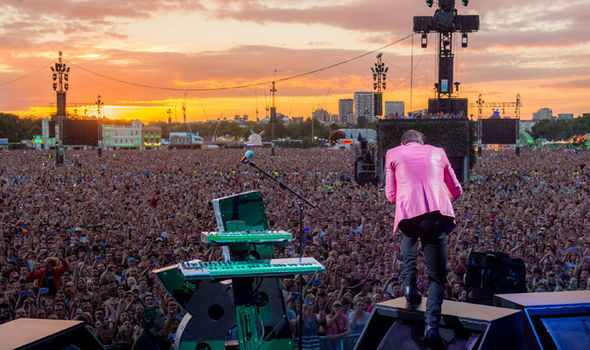matztiny's tweet photo. This is what the crowd at Hyde Park looks like from up on that stage. 
Our boys are going to experience this, Breaking the Wall. 
I'm so fucking excited for them. 🏴‍☠️🔥 https://t.co/h5VQRJESB6