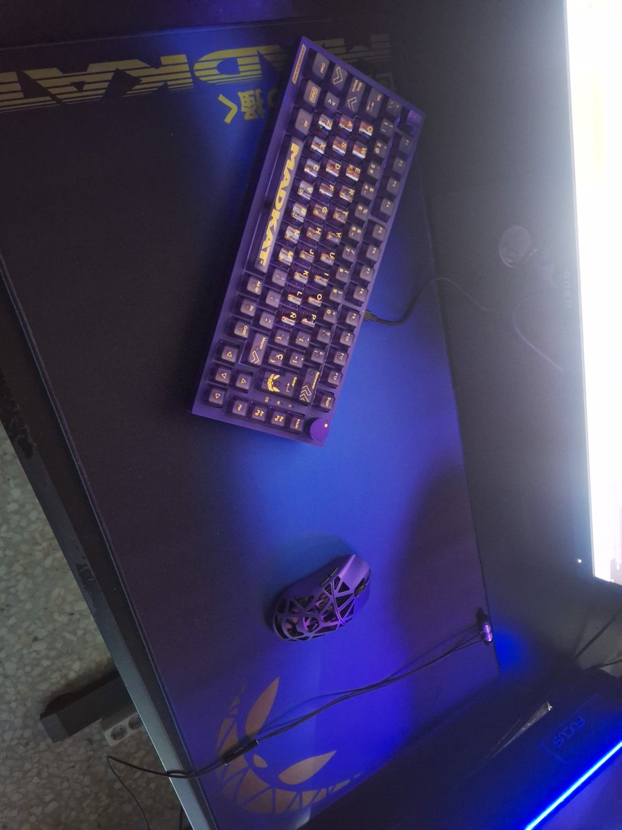 pabloo1183's tweet photo. Nuevo teclado huge #madkat https://t.co/FYBfflhjWA