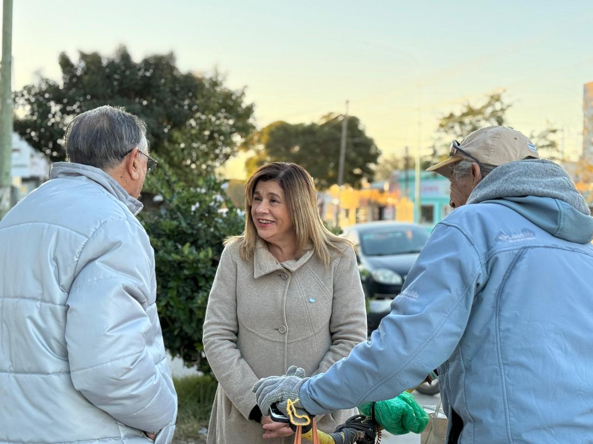 FabianaAUngaro's tweet photo. Estuvimos recorriendo Villa Rosas y conversando con los vecinos e invitándolos a la sesión territorial del jueves 21 a las 18hs en el club Libertad. https://t.co/bOskP50n8a