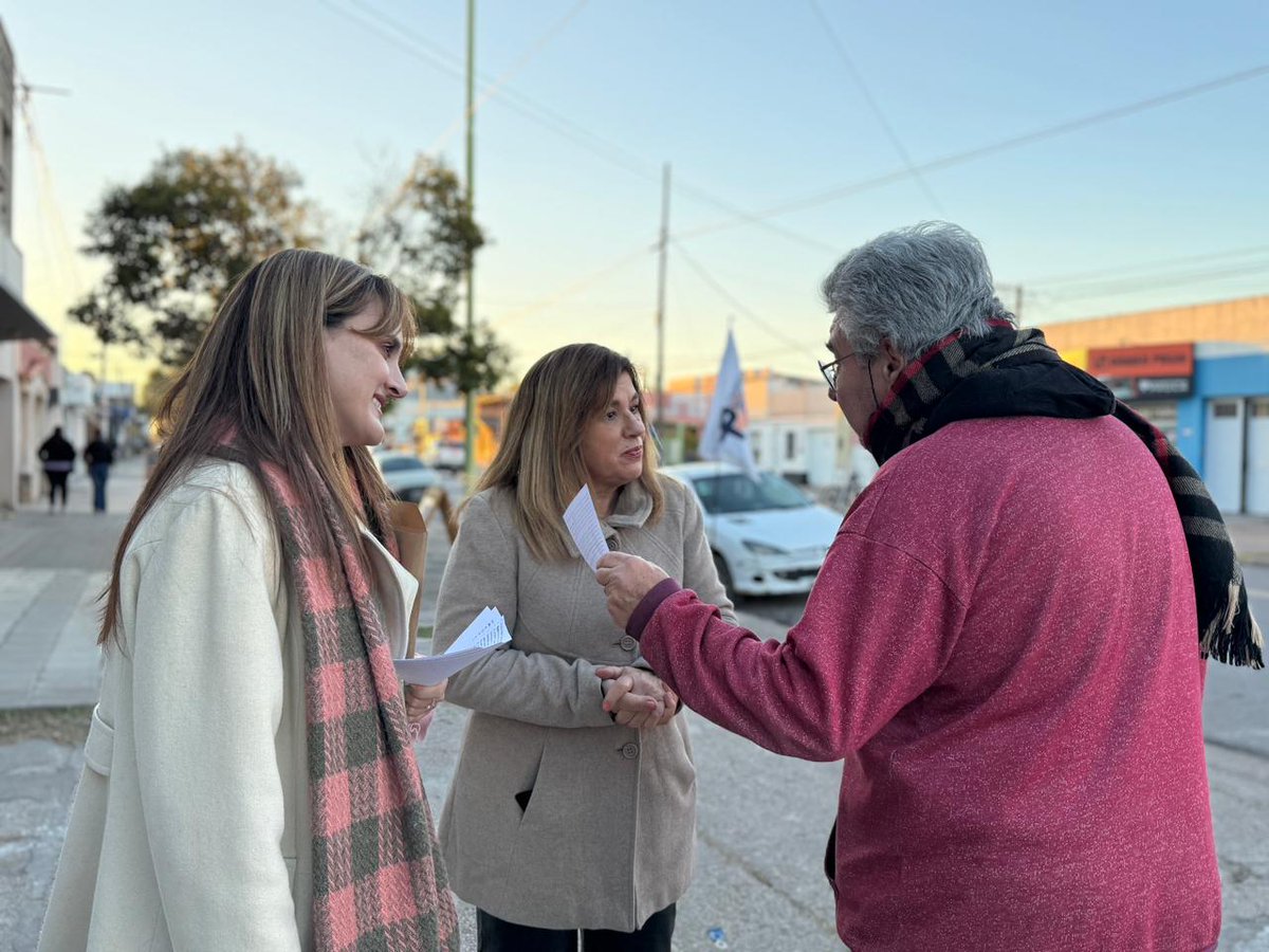 FabianaAUngaro's tweet photo. Estuvimos recorriendo Villa Rosas y conversando con los vecinos e invitándolos a la sesión territorial del jueves 21 a las 18hs en el club Libertad. https://t.co/bOskP50n8a