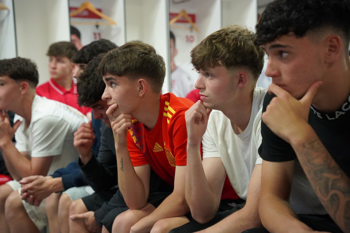 CultuAcademia's tweet photo. 𝗣𝗜𝗧 | ⚽️

Taller con nuestro canterano y capitán del primer equipo Rodri Suárez

#PIT | #CultuAcademia https://t.co/huMfFtoi4G
