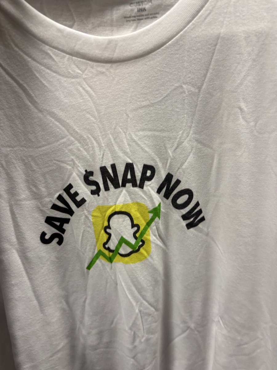 randallmogging1's tweet photo. It was awesome running into my guy @snapmerchant1 today he really taught me about the positive gains of investing into snap maybe I should start ! #snap https://t.co/cfiSsPHYnv