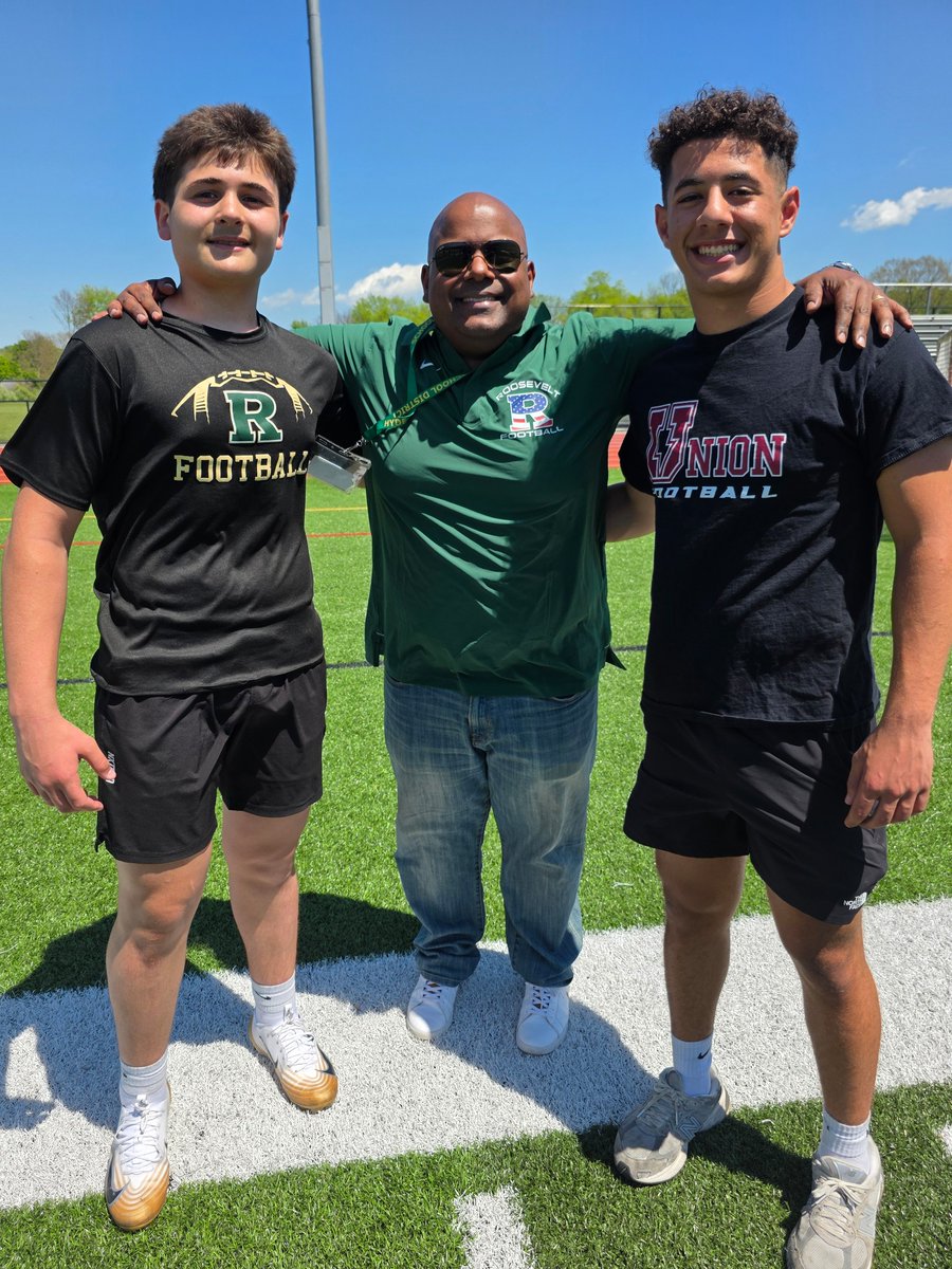 CoachKenBarger's tweet photo. This past Sunday, we hosted over 150 youth football &amp; cheer athletes. What an incredible outpouring by our community! Special thanks to @dr_p_roman for being there with us in the heat! We are building a community powerhouse! #HYDEPARKPRIDE https://t.co/SLXjIHcQv0