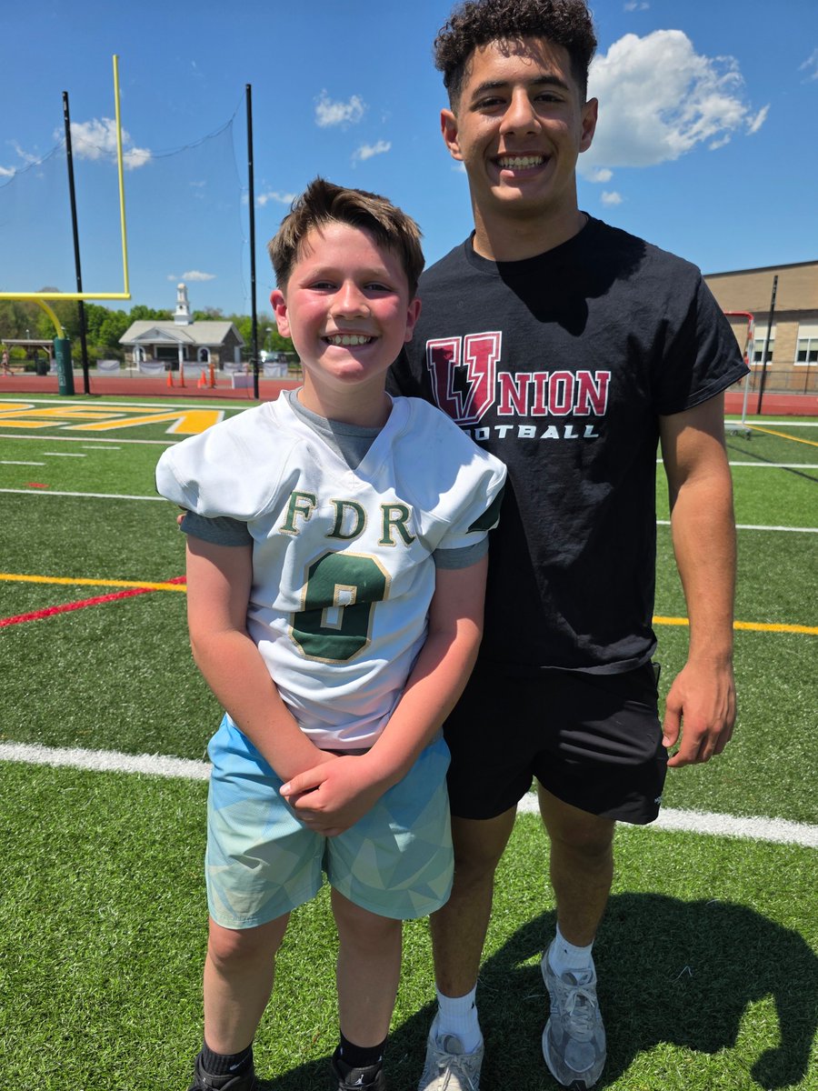 CoachKenBarger's tweet photo. This past Sunday, we hosted over 150 youth football &amp; cheer athletes. What an incredible outpouring by our community! Special thanks to @dr_p_roman for being there with us in the heat! We are building a community powerhouse! #HYDEPARKPRIDE https://t.co/SLXjIHcQv0