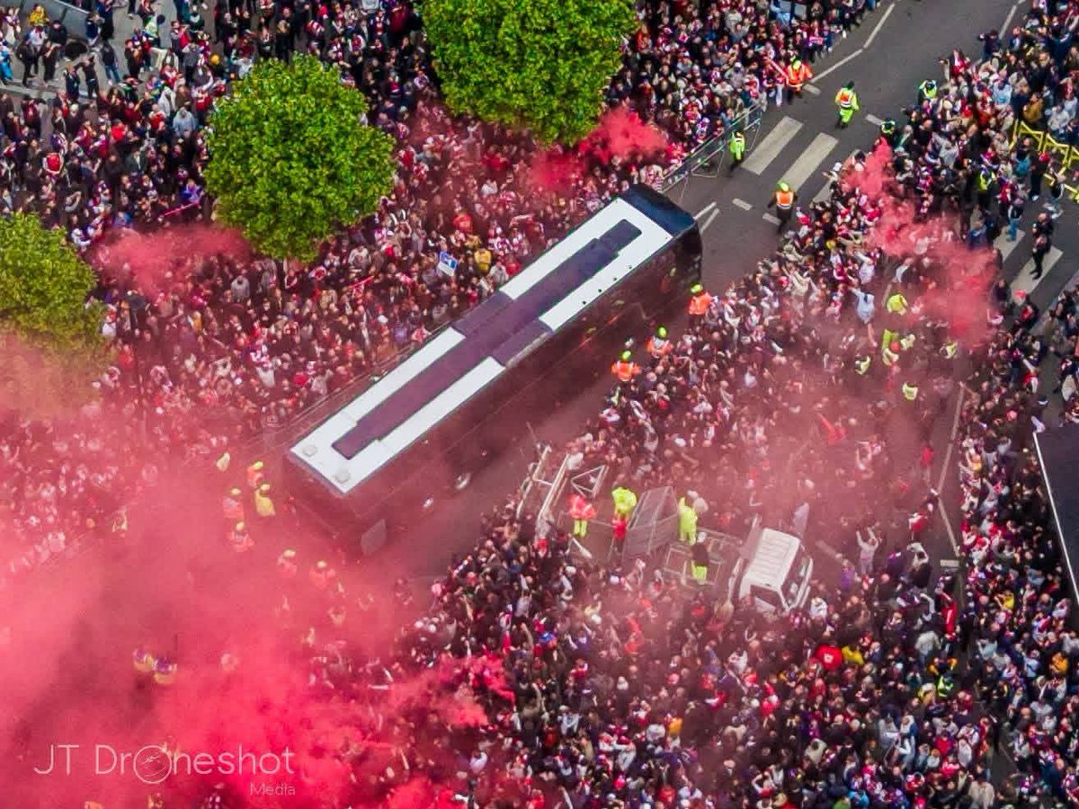 AFCDecs's tweet photo. Manchester City title parade  Vs  Arsenal fans welcoming the players yesterday https://t.co/LS51xAlMRQ