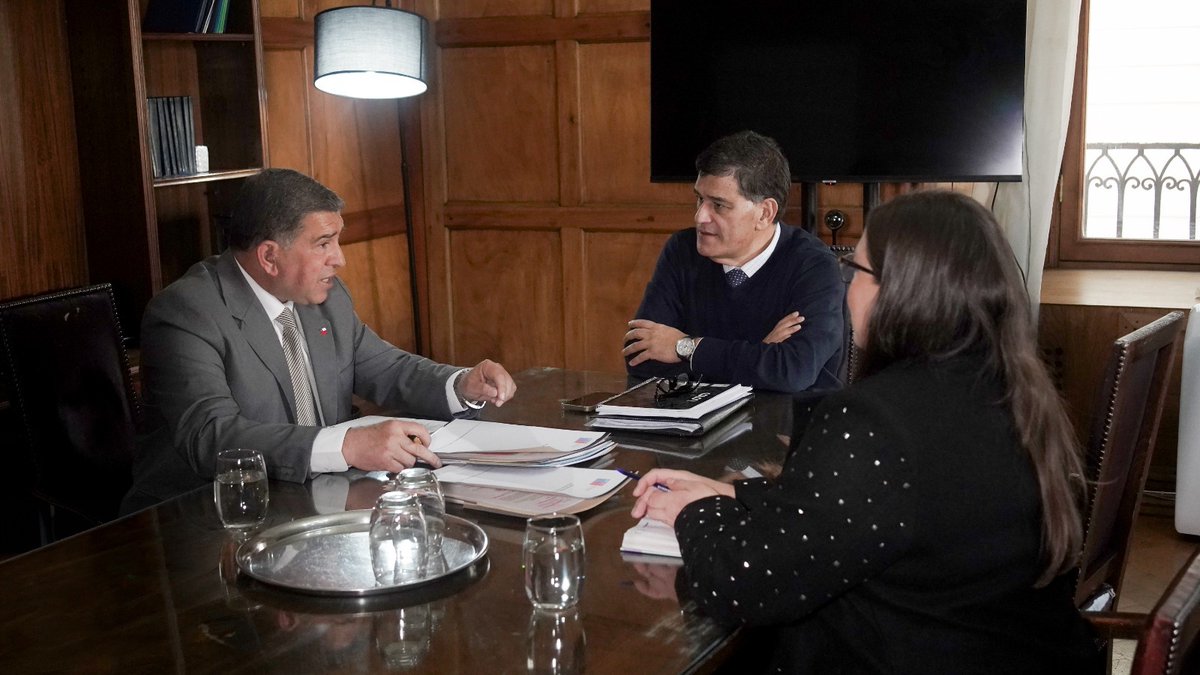 DPPCurico's tweet photo. El delegado presidencial de la Provincia de #Curicó, Óscar Águila, sostuvo una importante reunión con el jefe de la División de Gobierno Interior, Vicente Núñez, en el Palacio de La Moneda.

Estamos #TrabajandoParaUsted 🇨🇱
@Gob_Interior 
#DppCurico en Accion https://t.co/WKiYqCYr0Y