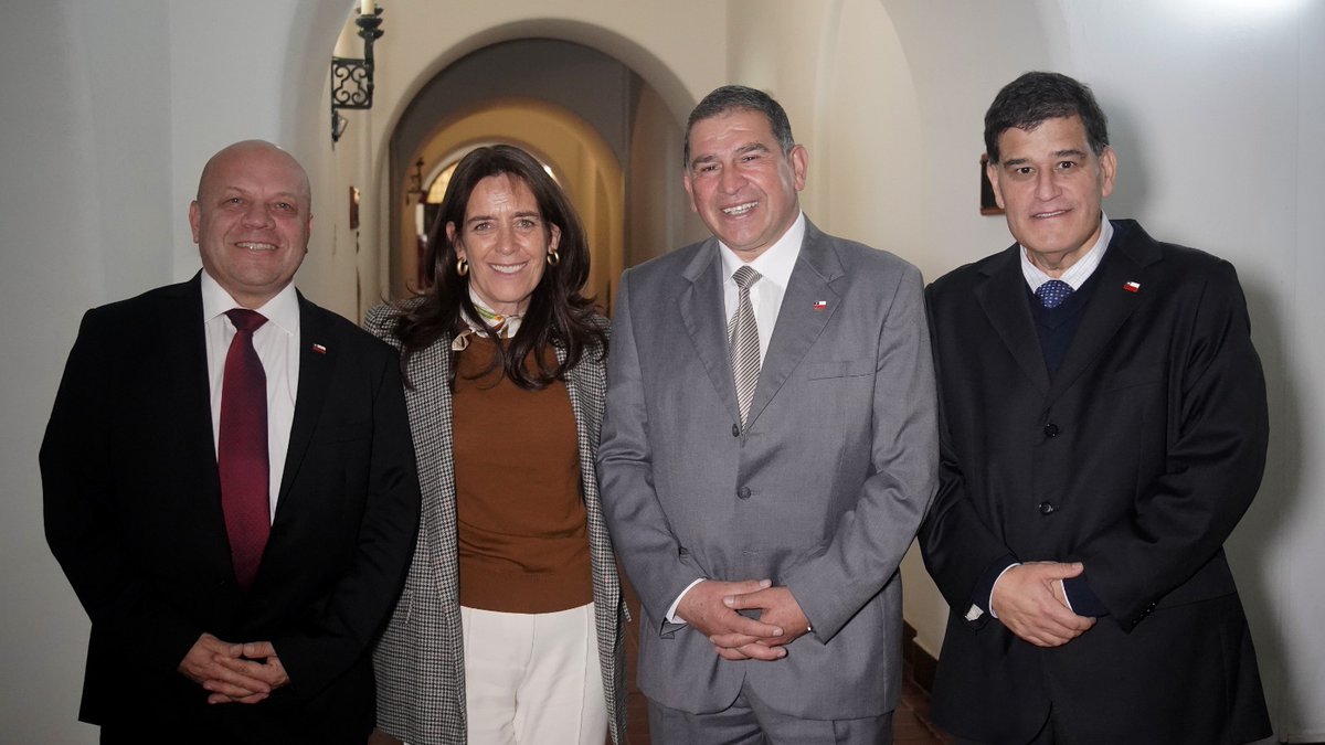 DPPCurico's tweet photo. El delegado presidencial de la Provincia de #Curicó, Óscar Águila, sostuvo una importante reunión con el jefe de la División de Gobierno Interior, Vicente Núñez, en el Palacio de La Moneda.

Estamos #TrabajandoParaUsted 🇨🇱
@Gob_Interior 
#DppCurico en Accion https://t.co/WKiYqCYr0Y