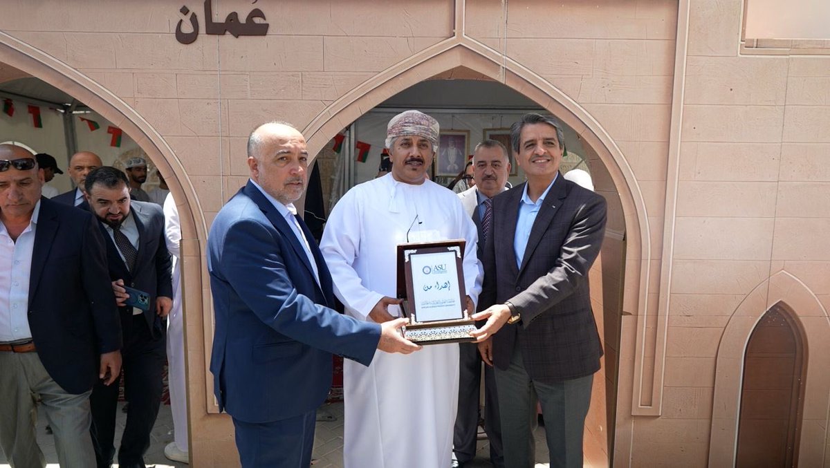 OmanEmbassyJOR's tweet photo. تحتّ رعاية معالي  الدكتور رائد العدوان وزير الشباب الأردني، شارك سعادة السفير الشيخ فهد بن عبدالرحمن العجيلي رئيس البعثة في حضور حفل الجاليات العربية والإسلامية الذي أقامته جامعة العلوم التطبيقية الخاصة، بحضور السكرتير أول سالم الوهيبي المسؤول الثقافي بالسفارة. https://t.co/PWL0aDVGZR