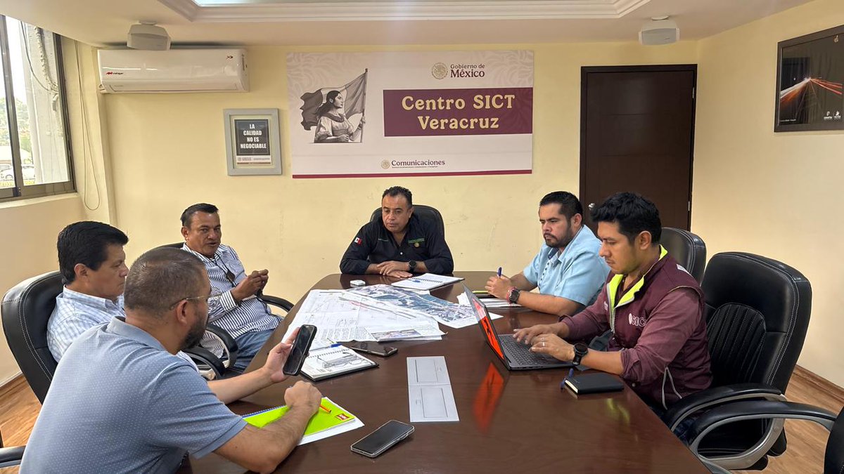 SICT_Veracruz's tweet photo. 🚧 Autoridades de Altotonga y Atzalan en reunión de trabajo en el Centro #Veracruz para dar seguimiento a temas prioritarios de infraestructura carretera.

🛣️ Se expusieron diversos planteamientos relacionados con caminos y carreteras de la región.

💻 Analizaron necesidades de conservación y atención en distintos tramos.

🤝 El diálogo permitió fortalecer la coordinación entre municipios y autoridades federales.

✅ Estas acciones buscan mejorar la conectividad y seguridad vial para las y los usuarios.