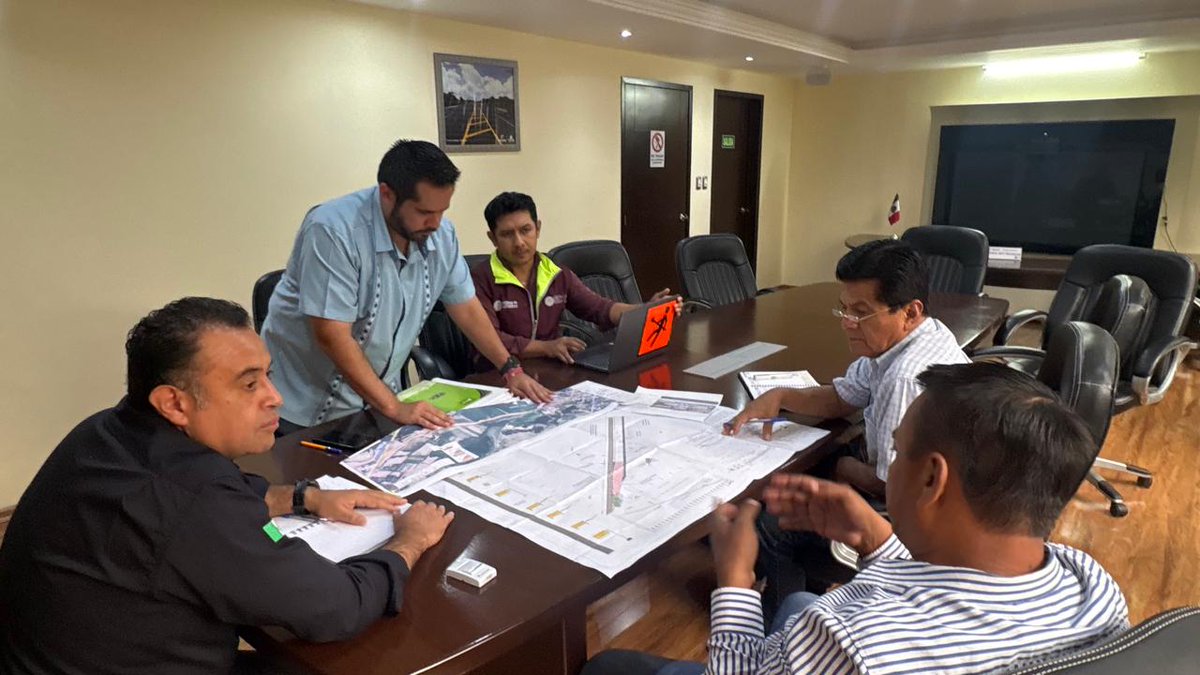 SICT_Veracruz's tweet photo. 🚧 Autoridades de Altotonga y Atzalan en reunión de trabajo en el Centro #Veracruz para dar seguimiento a temas prioritarios de infraestructura carretera.

🛣️ Se expusieron diversos planteamientos relacionados con caminos y carreteras de la región.

💻 Analizaron necesidades de conservación y atención en distintos tramos.

🤝 El diálogo permitió fortalecer la coordinación entre municipios y autoridades federales.

✅ Estas acciones buscan mejorar la conectividad y seguridad vial para las y los usuarios.