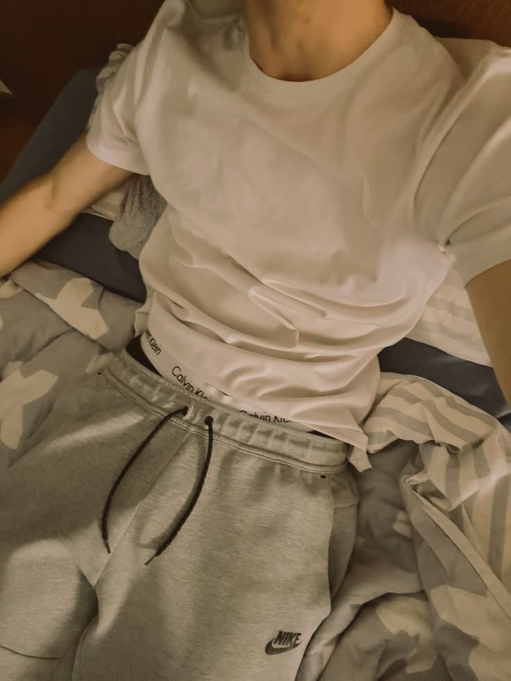 dramiodantes's tweet photo. muggle au | slightly nsfw | pt. 2

Draco placed the laptop between them on the duvet.

“Ready, Granger?”.

“Just press play, Malfoy!”

Draco chuckled. “I'm just being polite”.

Hermione groaned in frustration, enough to force him to finally hit play. https://t.co/fSzbsllKkO
