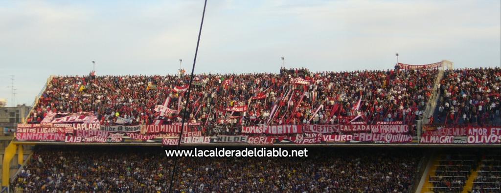 calderadiablo's tweet photo. Foto inédita de la hinchada de #Independiente en la Bombonera, Apertura 2008 vs #Boca #TodoRojo ❤️ https://t.co/o3s9OCihk3