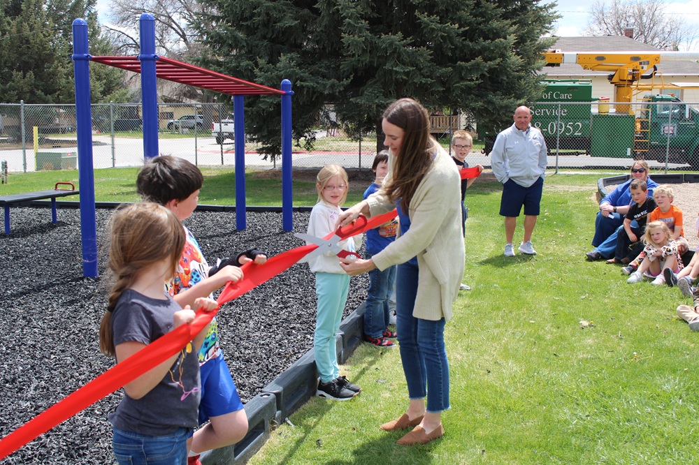 BCBSNebraska's tweet photo. We recently joined @MESLionPride to celebrate the installation of new physical education equipment provided by a Project Fit America grant from BCBSNE. Learn more about the donation: https://t.co/A21nEP5x5Z https://t.co/ybQuWdMYhf