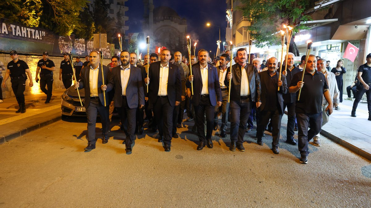 GSBKilis's tweet photo. 9 Mayıs Atatürk’ü Anma, Gençlik ve Spor Bayramı kapsamında düzenlenen Fener Alayı Yürüyüşü’nü büyük bir coşku ve yoğun katılımla gerçekleştirdik. 🔥✨

Ay yıldızlı bayraklarımız ve marşlarımız eşliğinde gerçekleşen yürüyüşte, 107 yıl önce yakılan bağımsızlık meşalesini aynı inanç ve gururla taşımaya devam ettik. 🇹🇷

Birlik, beraberlik ve gençlik ruhunun en güzel şekilde hissedildiği yürüyüşümüzde emeği geçen herkese teşekkür ederiz.

📍 Kilis

@gencliksporbak 
@OA_BAK 
@KalayliOmer 
@MuratDEMRBLEK3 
@ahmetsalihdal 
@Mustafadmr79