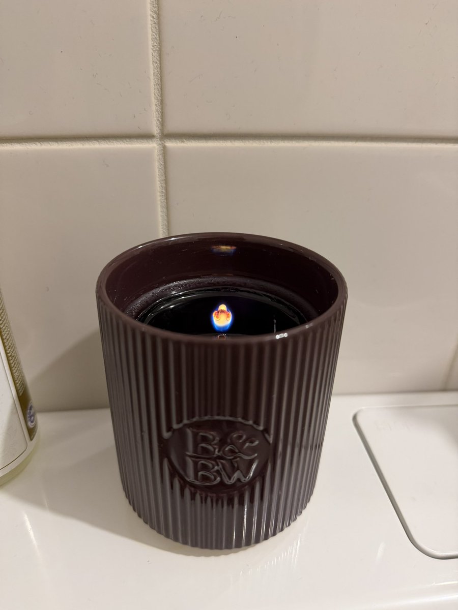 marcyourstep's tweet photo. @bathbodyworks hi there, is this normal? The flame is so small and it’s burning for 3 hours now… https://t.co/bIfTF5JOvI