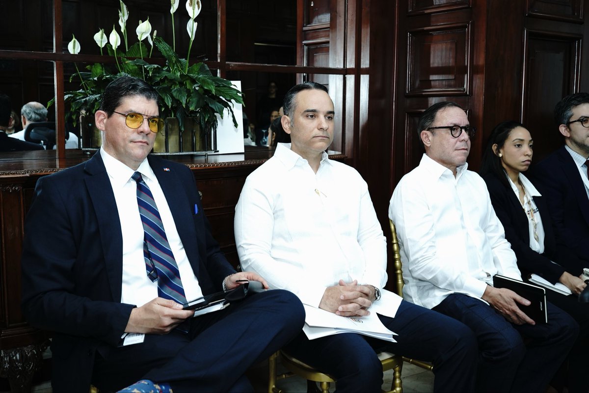 robertojquezada's tweet photo. Agradezco al Embajador José A. Blanco la confianza que me dispensó en el marco de esta coordinación, así como la oportunidad de contribuir, desde mis funciones en la Embajada @RDenCanada , a la materialización de este importante encuentro bilateral. https://t.co/oGDyhOyamP