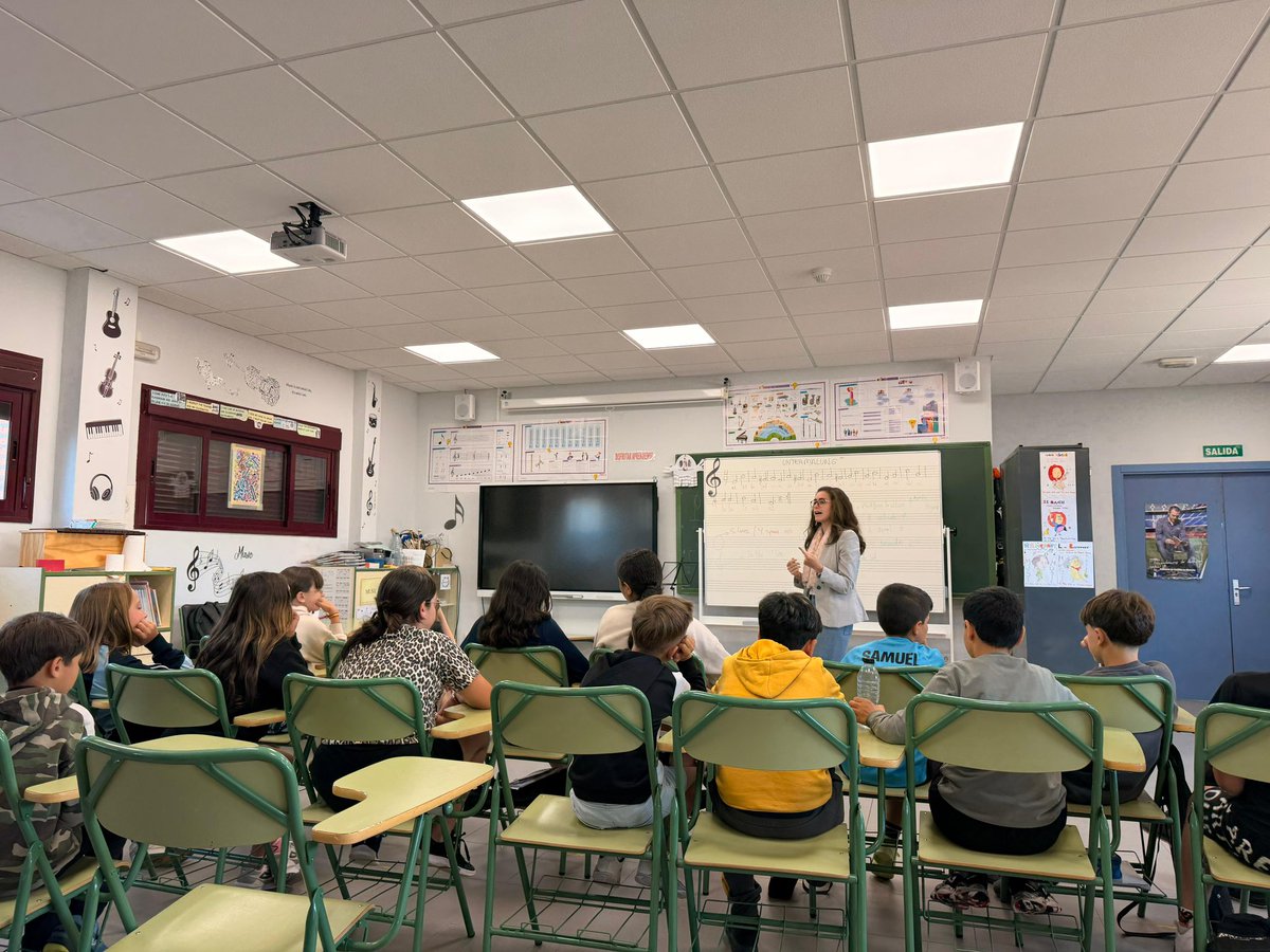 educajccm's tweet photo. La directora general de Innovación Educativa y Centros ha acompañado el taller sobre ciberacoso celebrado en el CEIP Ntra. Sra. de la Redonda de Villamiel de Toledo, organizado por la DG de Infraestructuras de las Telecomunicaciones y Ciberseguridad e impartido por FAD. https://t.co/bX9vqvnbnI