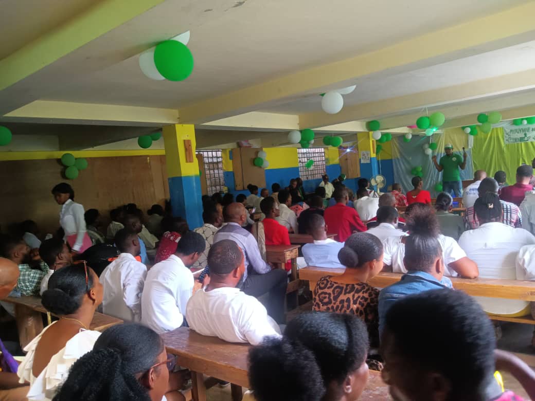 anseyan_ede's tweet photo. Ambiance festive à Carrefour pour la Journée Nationale des Enseignants ! 

Le dimanche 17 mai 2026, la coordination communale a réuni des dizaines d'éducateurs et rendu un vibrant hommage à 6 enseignants de carrière pour leur dévouement. https://t.co/p8bbLWKq85