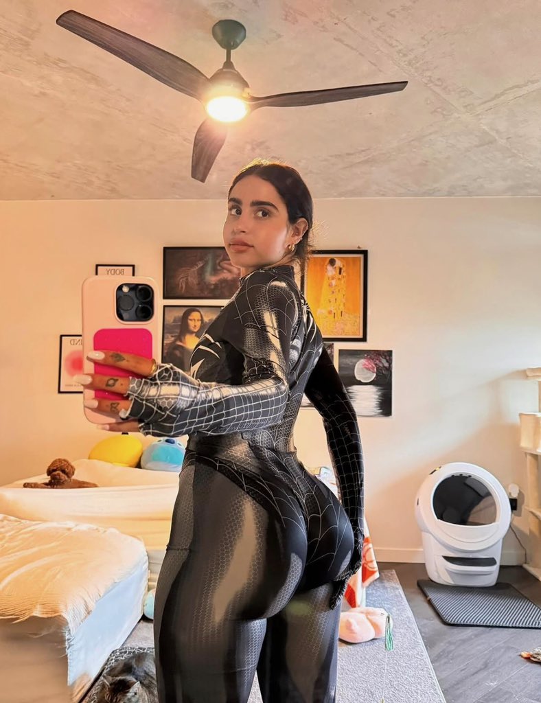 Angelaa tweet media