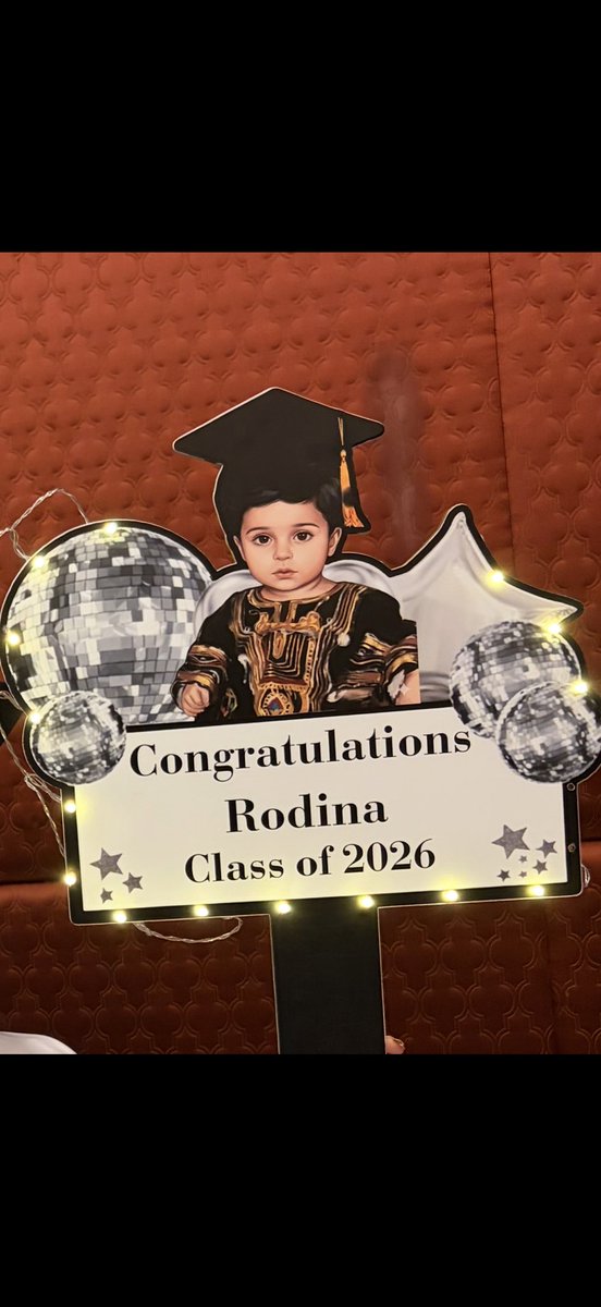 ggaida33's tweet photo. كُنا أخوات في البيت والجامعة ،نتقاسم اللحظات  الصعبة والحلوه

وبعد سنة من تخرجي رجعت لنفس القاعة ..بس فرحتي كانت أكبر واختِ خريجة 😢🤍 https://t.co/x0rKwLCpFY