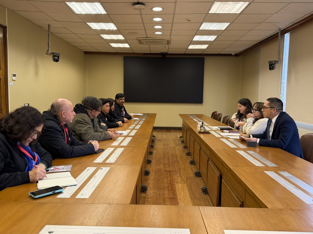 ciudadanovidela's tweet photo. Hace pocos momentos me reuní con la @ConfusamChile , y quiero decirlo con claridad: no podemos permitir retrocesos en salud.

Alcaldes de distintas comunas han advertido que, por falta de recursos, centros de salud podrían verse obligados a cerrar más temprano. Y quienes terminan pagando las consecuencias son los pacientes y las familias más vulnerables.

Por eso me opongo a cualquier recorte que debilite la salud primaria. Y vamos a apoyar con fuerza a nuestros funcionarios y funcionarias de la salud, porque son ellos quienes sostienen el sistema todos los días, incluso en las condiciones más difíciles.

Defender la salud primaria es defender a la gente.