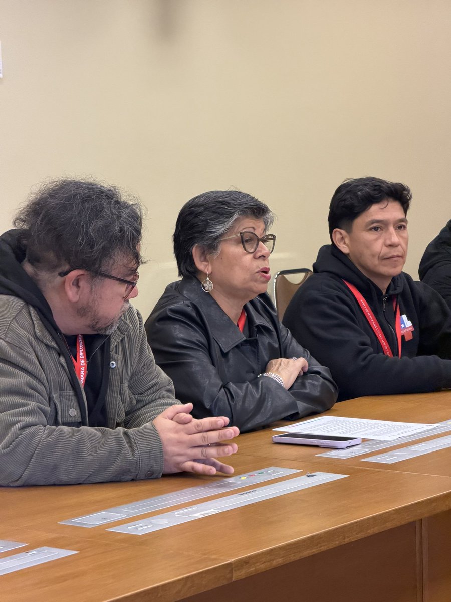 ciudadanovidela's tweet photo. Hace pocos momentos me reuní con la @ConfusamChile , y quiero decirlo con claridad: no podemos permitir retrocesos en salud.

Alcaldes de distintas comunas han advertido que, por falta de recursos, centros de salud podrían verse obligados a cerrar más temprano. Y quienes terminan pagando las consecuencias son los pacientes y las familias más vulnerables.

Por eso me opongo a cualquier recorte que debilite la salud primaria. Y vamos a apoyar con fuerza a nuestros funcionarios y funcionarias de la salud, porque son ellos quienes sostienen el sistema todos los días, incluso en las condiciones más difíciles.

Defender la salud primaria es defender a la gente.