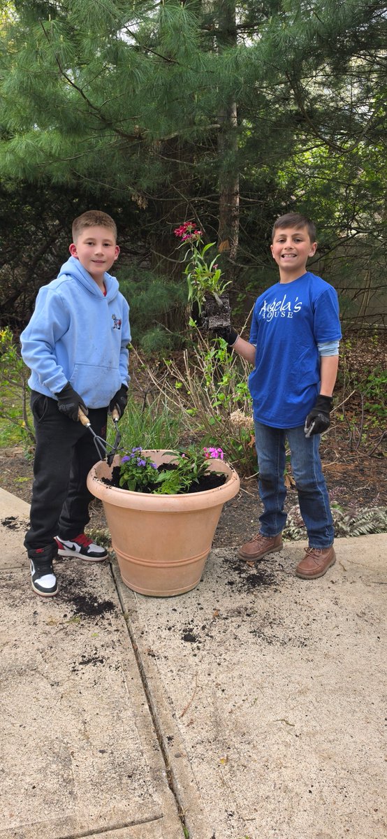 SCSD_MTP's tweet photo. Student Council members from MTP put their gardening skills to work at Angela’s House for a beautification project! Thank you to the MTP PTA who generously donated plants and flowers to beautify their walkways, playground, and patio. Great job!  @SmithtownCSD @SCSD_MTP https://t.co/spT2yiLbOV