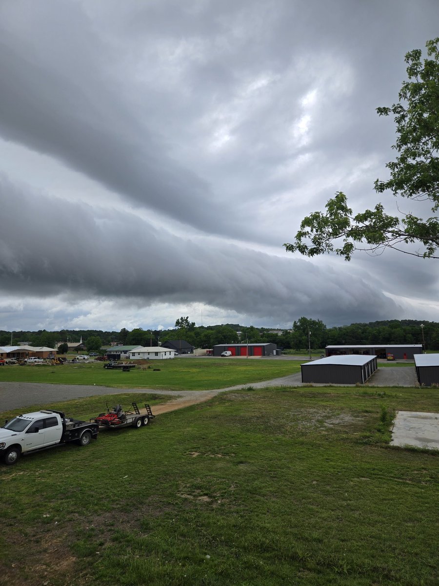 stormchaserch13's tweet photo. Check this out coming into Cave City @ryanvaughan @ToddYakoubian https://t.co/55BbRT85nH