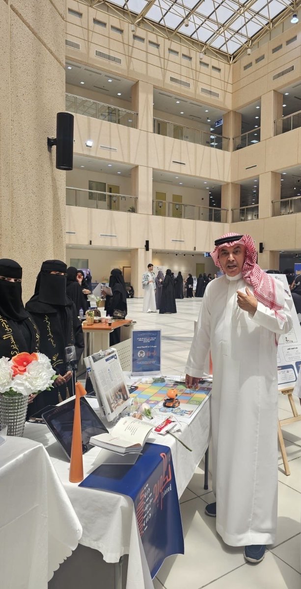FZAHRANI's tweet photo. تلبية لدعوة كريمة من إدارة قسم الاتصال وتقنية المعلومات @cmediaay_iau  #جامعة_الإمام_عبدالرحمن_بن_فيصل @iau_ksa سررت بحضور المعرض الـ8 لمشاريع تخرج الطالبات برعاية مدير الجامعة وحضور نائبه للشؤون الأكاديمية، حيث شاركت مع الصديق فيصل الظفيري @dhfeeri في تقييم مشاريع خريجات قسم  #العلاقات_العامة_والإعلام  مشاريع متميزة صِيغت بحرفية عالية بأيدي كفاءات شابة وطموحة. هنيئاً للخريجات، وبداية مسيرة واعدة لخدمة وطننا الغالي.