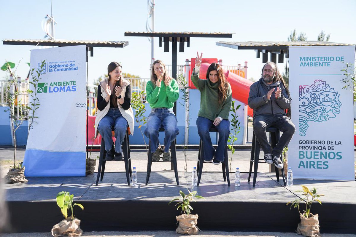 Soltischik's tweet photo. 🏍️🌳♻️ En el Parque Diego Maradona de Fiorito entregamos motocarros, carros y bolsones del programa Mi Provincia Recicla junto a @danyvilar y @ambientepba . También sumamos credenciales e indumentaria para los recuperadores urbanos de LomasRecicla. https://t.co/pQK765re3p