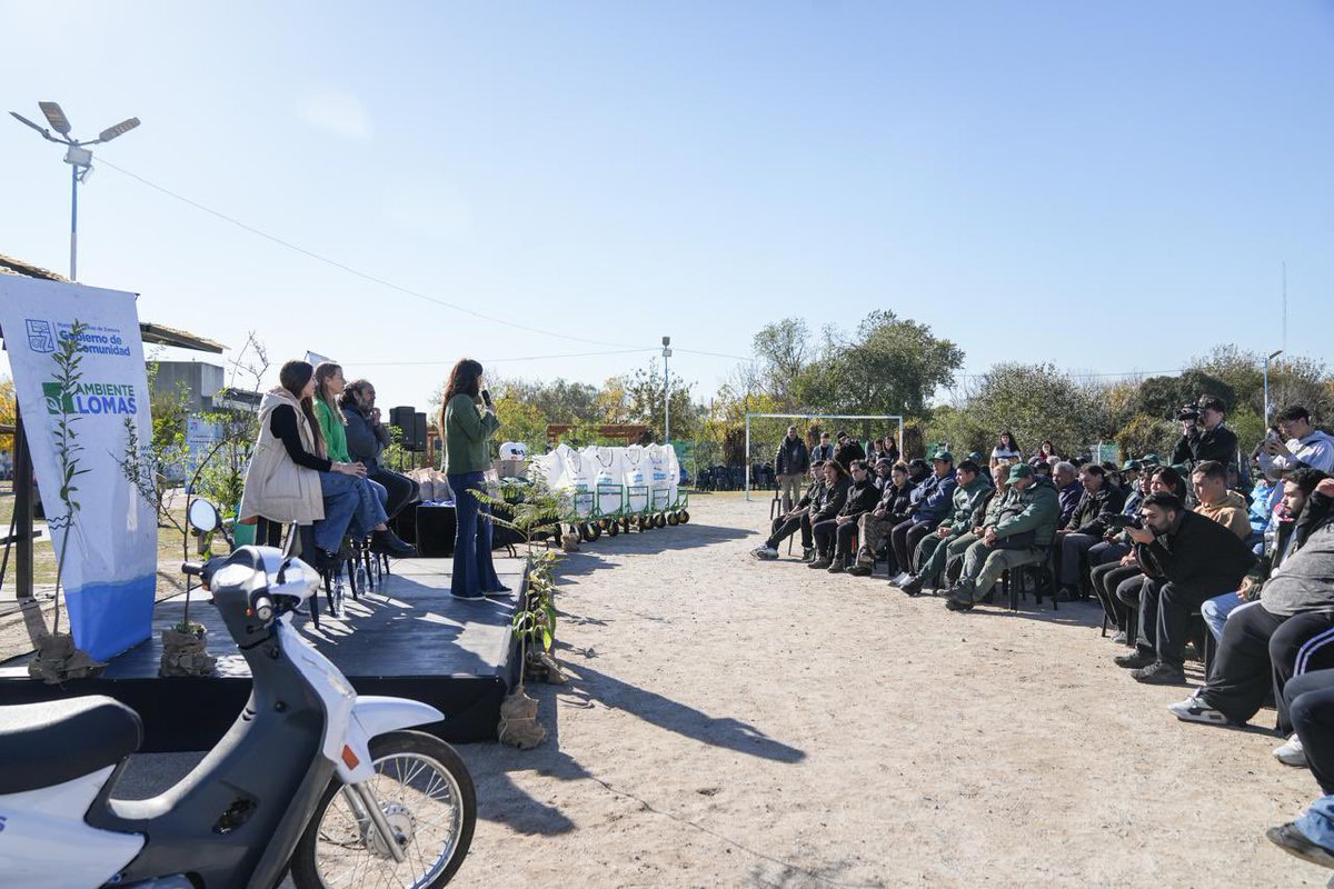 Soltischik's tweet photo. 🏍️🌳♻️ En el Parque Diego Maradona de Fiorito entregamos motocarros, carros y bolsones del programa Mi Provincia Recicla junto a @danyvilar y @ambientepba . También sumamos credenciales e indumentaria para los recuperadores urbanos de LomasRecicla. https://t.co/pQK765re3p