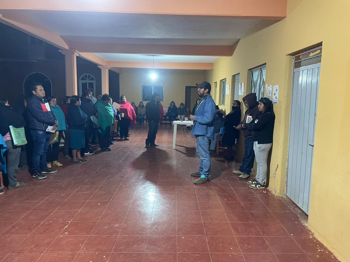 SEFADER_GobOax's tweet photo. 🌽 FORTALECEMOS LA PRODUCCIÓN Y CONSERVACIÓN DE NUESTRAS SEMILLAS  NATIVAS  🌱

En el municipio de Santa María Pápalo, se continúa fortaleciendo el Programa de Maíz Nativo impulsado por la #Sefader, trabajando de manera cercana con las y los productores para conservar, mejorar y dar valor a nuestras semillas originarias. 🌽🤝🏾

A través de reuniones, capacitaciones y seguimiento técnico impartido por nuestro técnico asignado el Ing. Patricio Martínez Martínez, se da continuidad a las acciones enfocadas en fortalecer la producción local, fomentar el intercambio de conocimientos y avanzar hacia la autosuficiencia alimentaria de las familias de la región. 🌱📚

#FloreceElCampoOaxaqueño