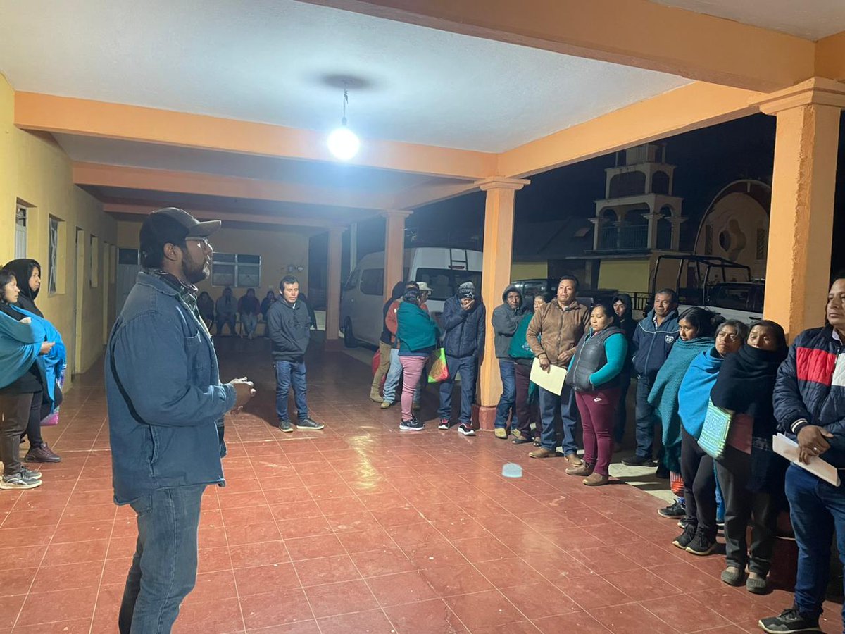 SEFADER_GobOax's tweet photo. 🌽 FORTALECEMOS LA PRODUCCIÓN Y CONSERVACIÓN DE NUESTRAS SEMILLAS  NATIVAS  🌱

En el municipio de Santa María Pápalo, se continúa fortaleciendo el Programa de Maíz Nativo impulsado por la #Sefader, trabajando de manera cercana con las y los productores para conservar, mejorar y dar valor a nuestras semillas originarias. 🌽🤝🏾

A través de reuniones, capacitaciones y seguimiento técnico impartido por nuestro técnico asignado el Ing. Patricio Martínez Martínez, se da continuidad a las acciones enfocadas en fortalecer la producción local, fomentar el intercambio de conocimientos y avanzar hacia la autosuficiencia alimentaria de las familias de la región. 🌱📚

#FloreceElCampoOaxaqueño