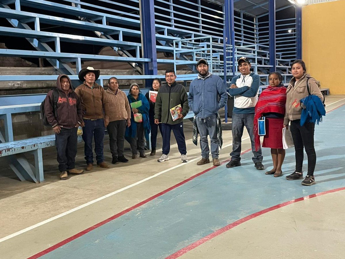 SEFADER_GobOax's tweet photo. 🌽 FORTALECEMOS LA PRODUCCIÓN Y CONSERVACIÓN DE NUESTRAS SEMILLAS  NATIVAS  🌱

En el municipio de Santa María Pápalo, se continúa fortaleciendo el Programa de Maíz Nativo impulsado por la #Sefader, trabajando de manera cercana con las y los productores para conservar, mejorar y dar valor a nuestras semillas originarias. 🌽🤝🏾

A través de reuniones, capacitaciones y seguimiento técnico impartido por nuestro técnico asignado el Ing. Patricio Martínez Martínez, se da continuidad a las acciones enfocadas en fortalecer la producción local, fomentar el intercambio de conocimientos y avanzar hacia la autosuficiencia alimentaria de las familias de la región. 🌱📚

#FloreceElCampoOaxaqueño