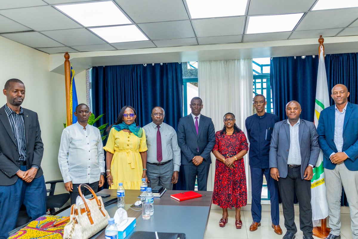 REAF_Rwanda's tweet photo. Abagize REAF babonanye na Minister wa Minaloc n'Abayobozi bakuru muri Minaloc bungurana ibitekerezo ku bibazo biri mu makoperative n'inama y'icyakorwa kugirango uruhare rw' Inzego  z'Ibanze rutume Amakoperative arushaho kuba umusemburo w'Iterambere. https://t.co/hGDDGp4Rgw