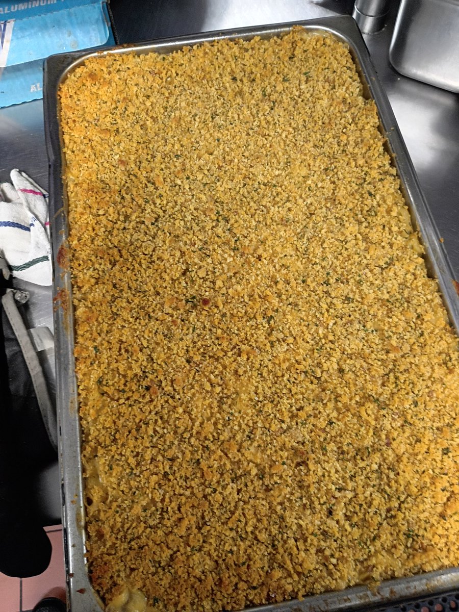 Chefsloth24's tweet photo. Look at this crust on the Mac and cheese I made https://t.co/5b8o2z0AA2