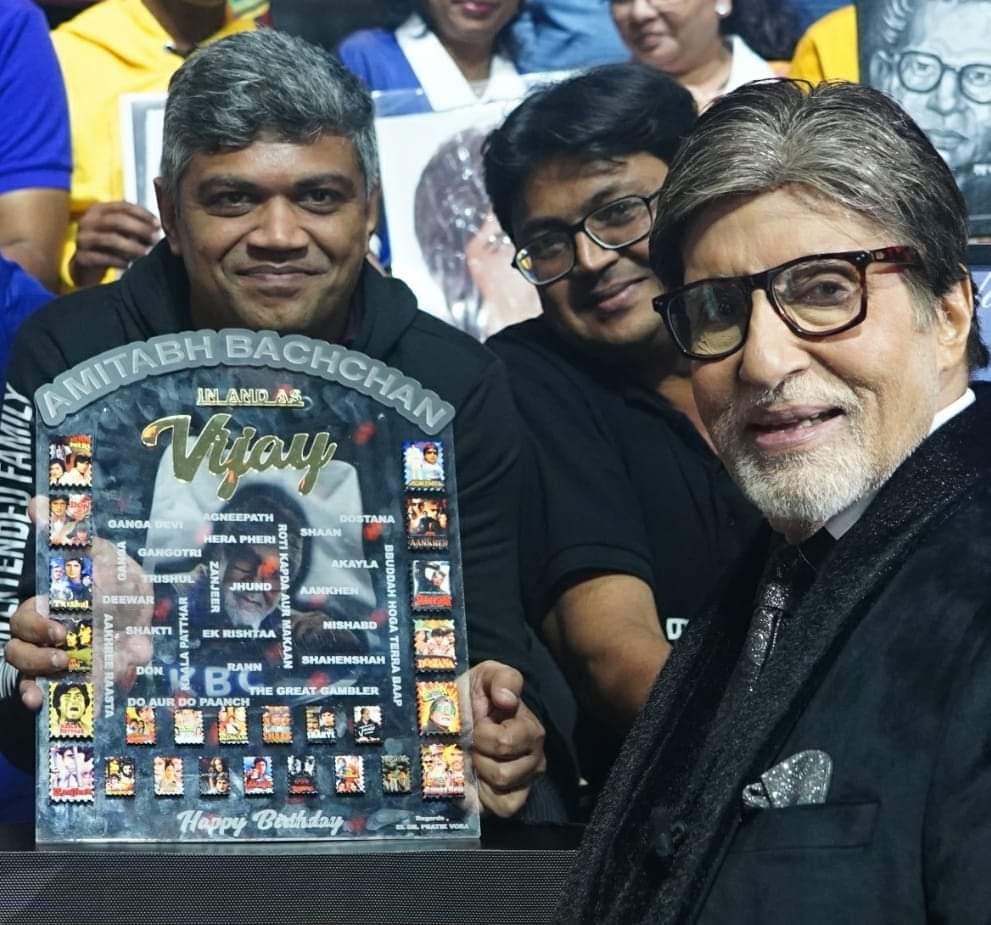 VoraEf's tweet photo. @kishuanjali @SrBachchan 25 films where SIR had the character named "VIJAY" ..
Presented this momento of 25 films with his character named VIJAY https://t.co/ywXVXvW81K
