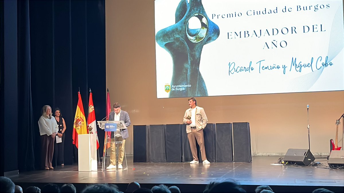 Aytoburgos's tweet photo. Este año el Premio Embajador de Burgos tiene dos caras, nuestras estrellas Michelin 👨‍🍳

La primera estatuilla es para el cocinero burgalés Ricardo Temiño. Felicidades! https://t.co/V7qLq2Kxef