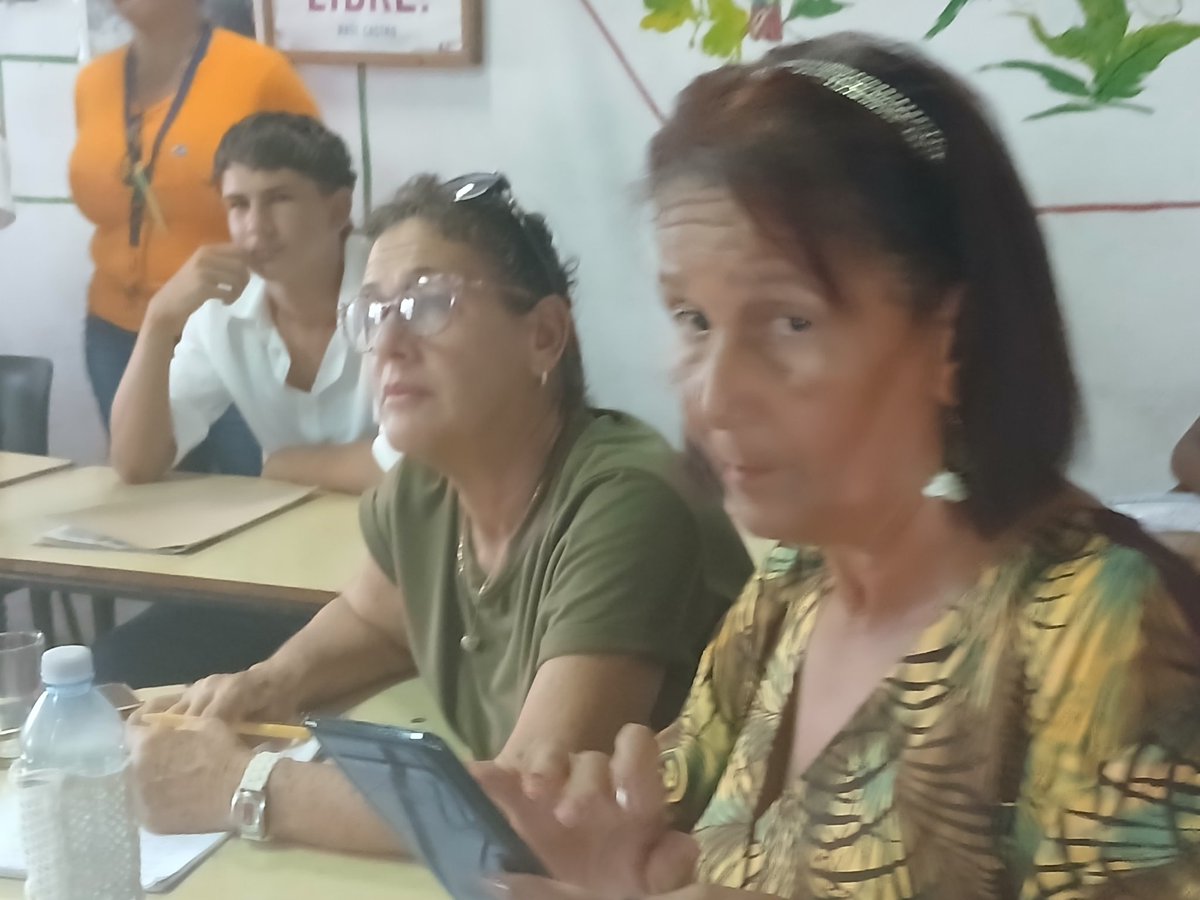 JEmilio1957's tweet photo. X Yulia Aroche
Desarróllase en la EPEF Manuel Fajardo Rivero de la #IsladelaJuventud, el acto de defensa de la clase para la obtención del título de profesor de Educación Física . Muy buenas exposiciones dan fe de la calidad de estos, desde ya, profesores. https://t.co/uMP2XmXIaU