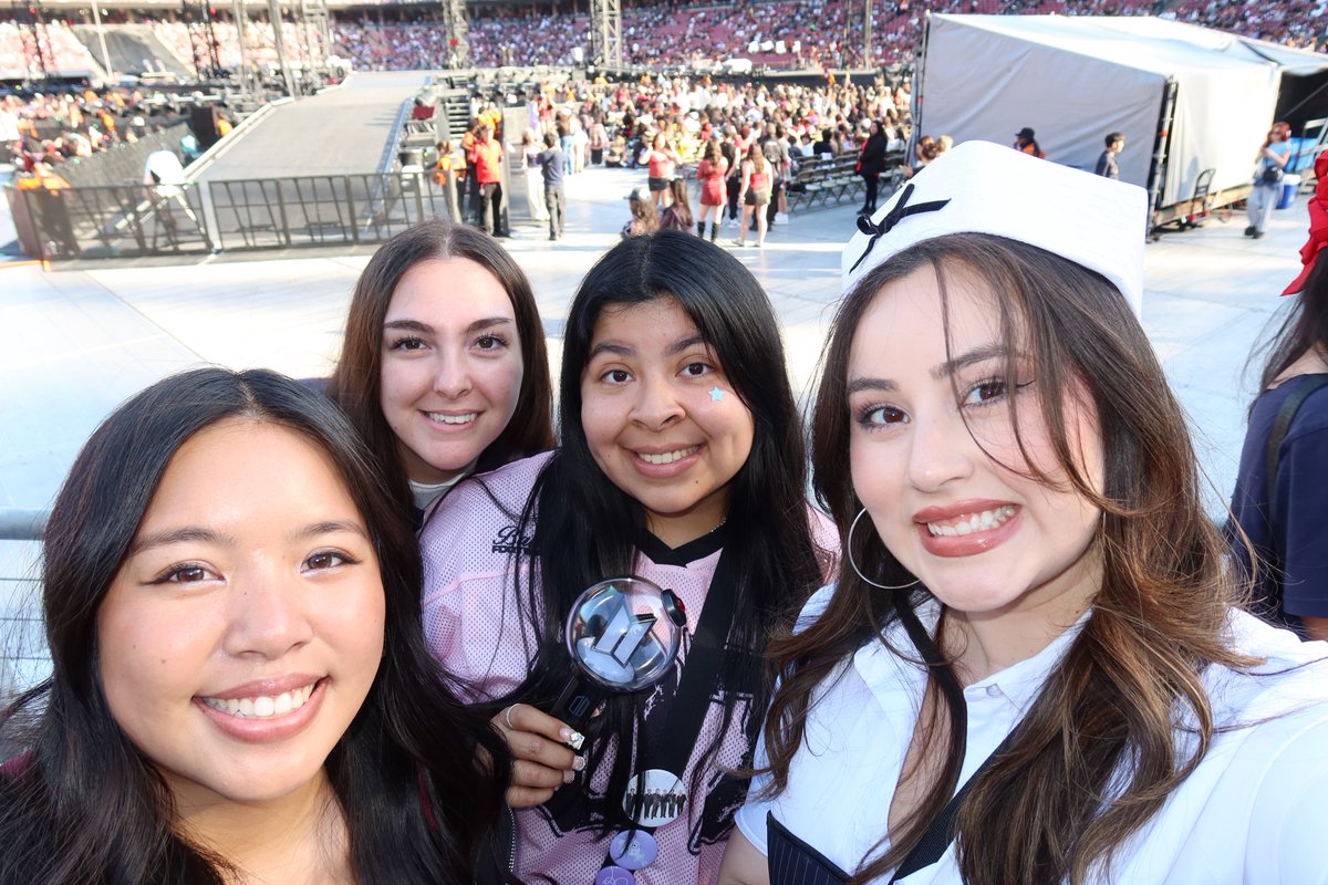 daegucherry92's tweet photo. any excuse to talk about my army besties of 6 years 💜💜 https://t.co/kfcQ02sbMD